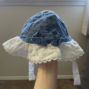 48cm denim bow sun hat with white eyelet fabric (6-12m) with Velcro straps